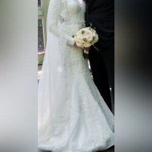 Elegant White Lace Wedding Dress. Overskirt included.